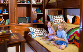 Niños jugando Xbox en su dormitorio